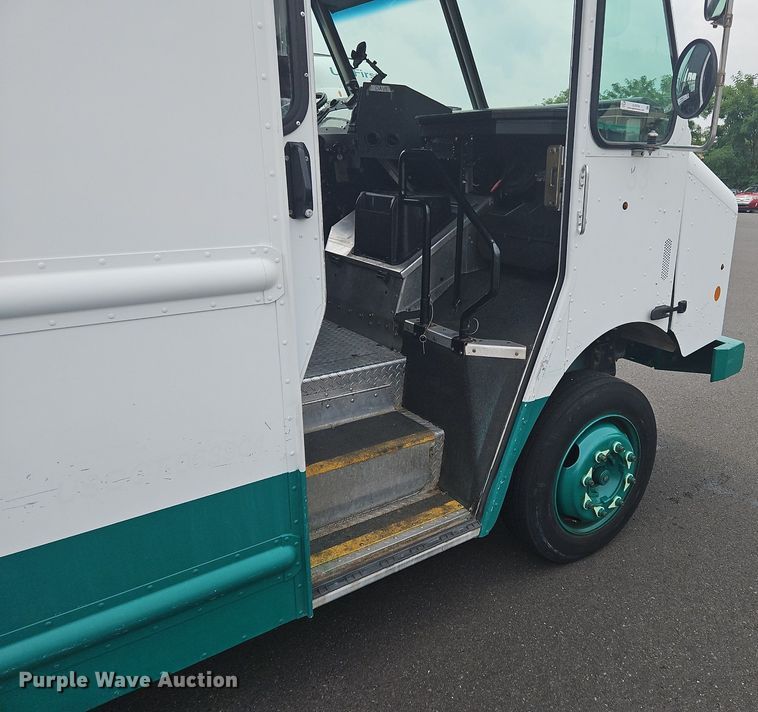 image for item OJ9784 2012 Workhorse W62 delivery truck