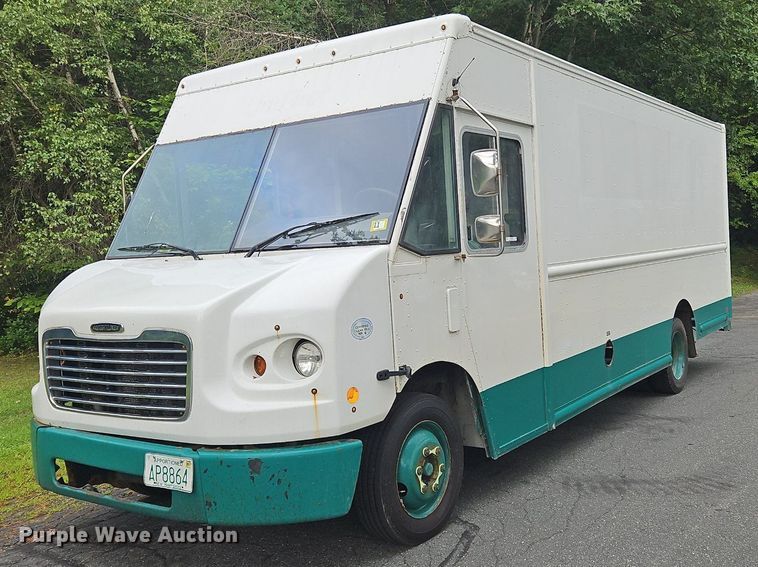 image for item OJ9785 2015 Freightliner  MT45 delivery truck