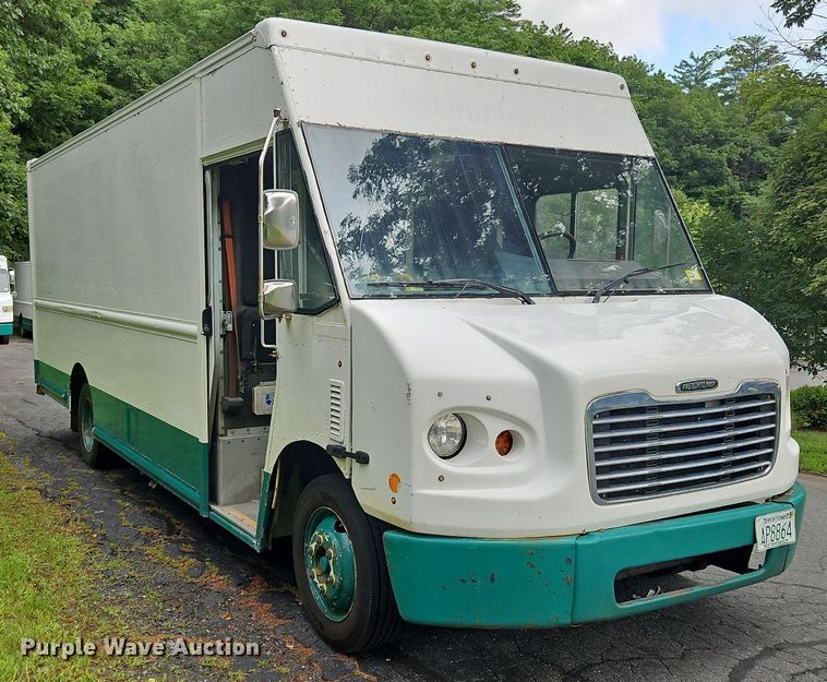 image for item OJ9785 2015 Freightliner  MT45 delivery truck