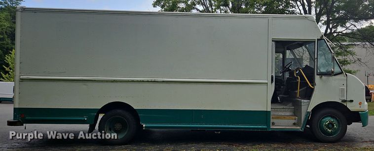 image for item OJ9785 2015 Freightliner  MT45 delivery truck