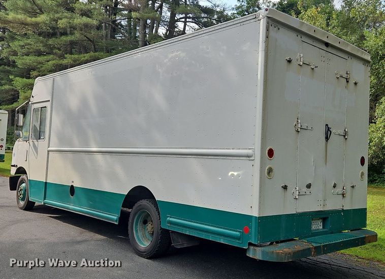 image for item OJ9785 2015 Freightliner  MT45 delivery truck