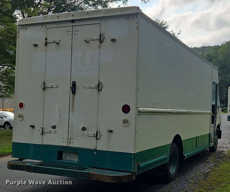 image for item OJ9785 2015 Freightliner  MT45 delivery truck