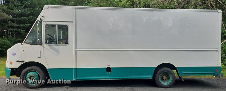 image for item OJ9785 2015 Freightliner  MT45 delivery truck