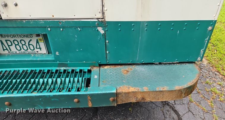 image for item OJ9785 2015 Freightliner  MT45 delivery truck