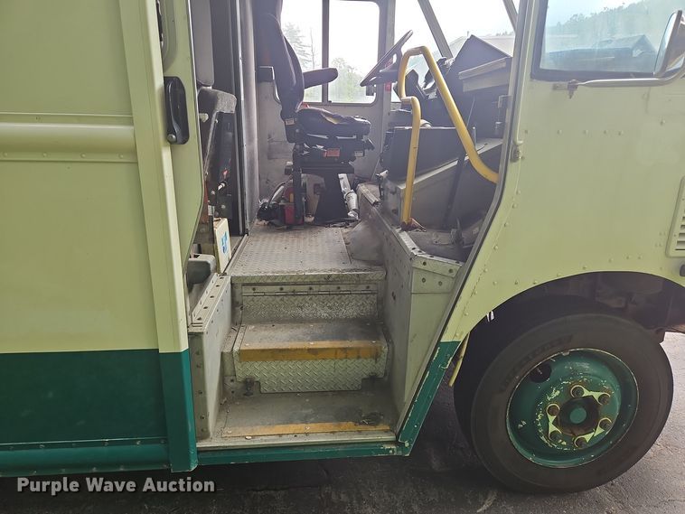 image for item OJ9785 2015 Freightliner  MT45 delivery truck