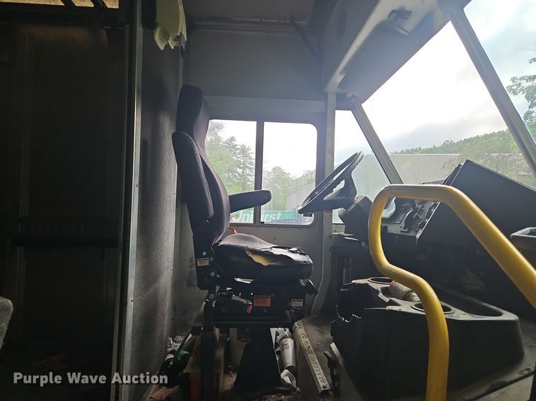 image for item OJ9785 2015 Freightliner  MT45 delivery truck