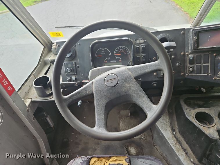 image for item OJ9785 2015 Freightliner  MT45 delivery truck