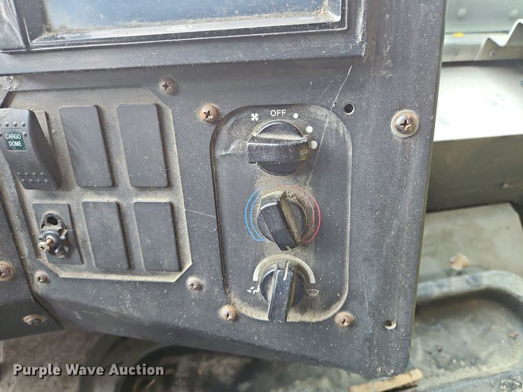 image for item OJ9785 2015 Freightliner  MT45 delivery truck