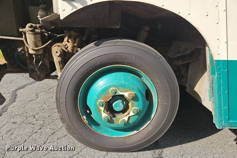 image for item OJ9785 2015 Freightliner  MT45 delivery truck