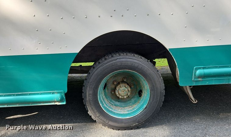 image for item OJ9785 2015 Freightliner  MT45 delivery truck