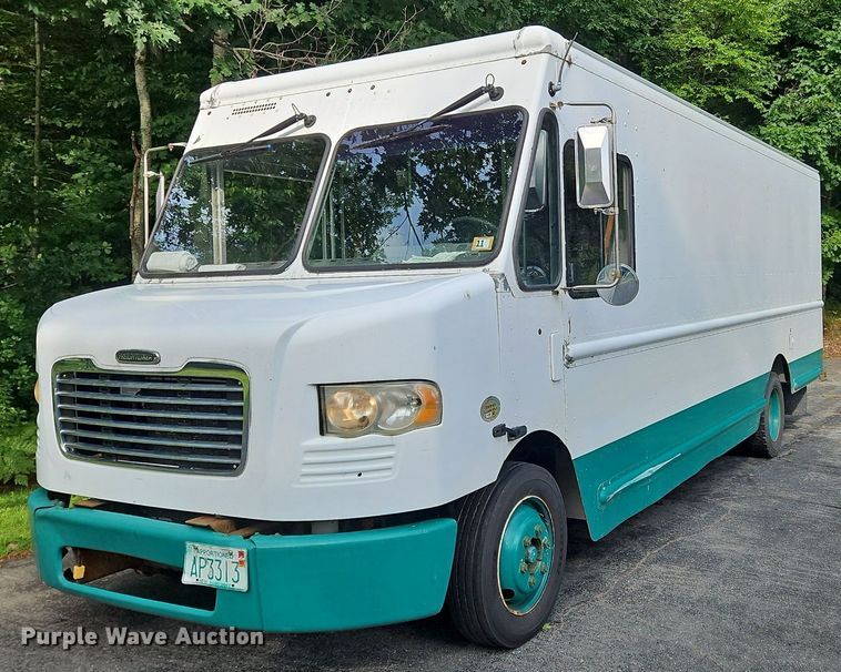 image for item OJ9786 2011 Freightliner  MT45 delivery truck