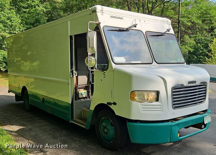 image for item OJ9786 2011 Freightliner  MT45 delivery truck