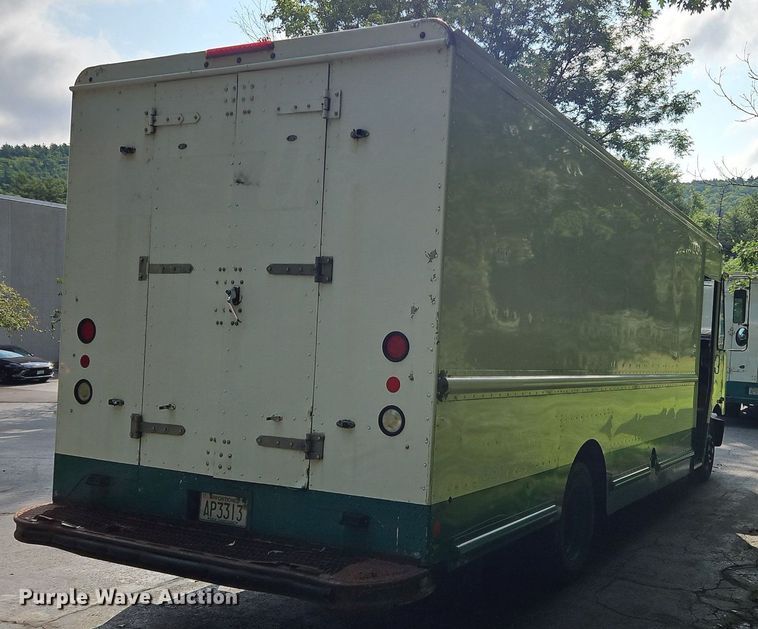 image for item OJ9786 2011 Freightliner  MT45 delivery truck