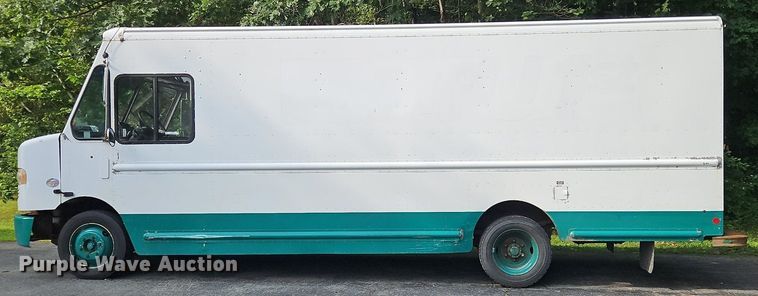 image for item OJ9786 2011 Freightliner  MT45 delivery truck