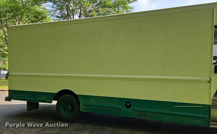 image for item OJ9786 2011 Freightliner  MT45 delivery truck