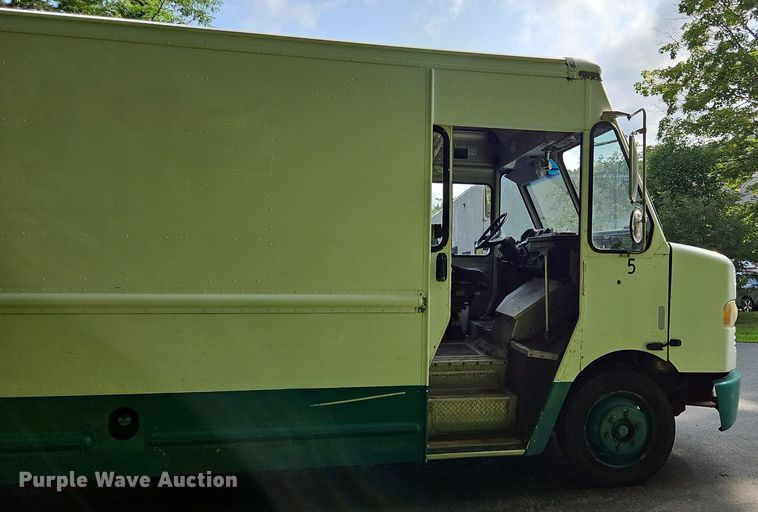 image for item OJ9786 2011 Freightliner  MT45 delivery truck