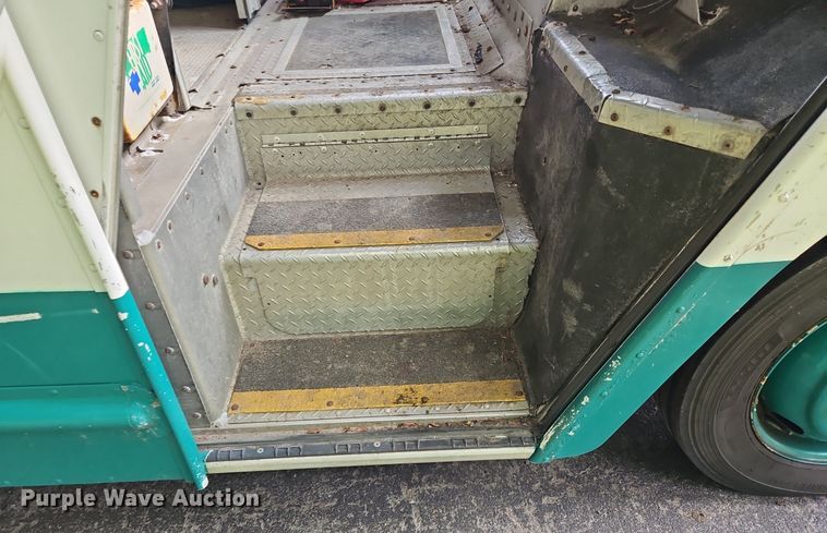 image for item OJ9786 2011 Freightliner  MT45 delivery truck