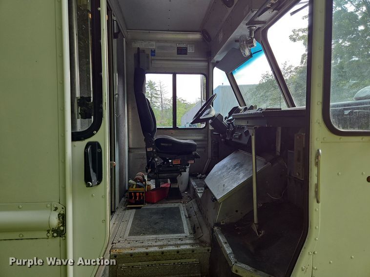 image for item OJ9786 2011 Freightliner  MT45 delivery truck