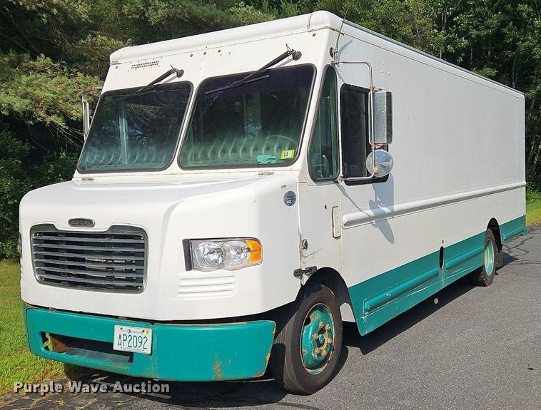 image for item OJ9787 2010 Freightliner  MT45 delivery truck