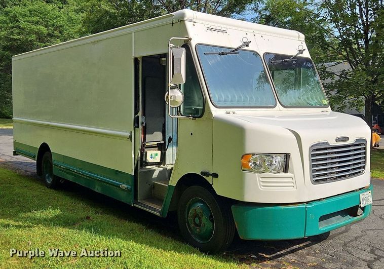 image for item OJ9787 2010 Freightliner  MT45 delivery truck