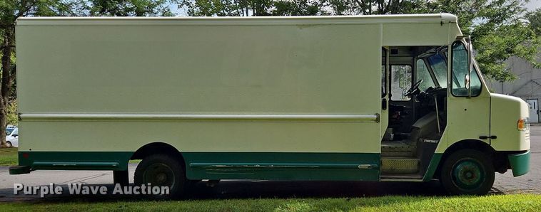 image for item OJ9787 2010 Freightliner  MT45 delivery truck