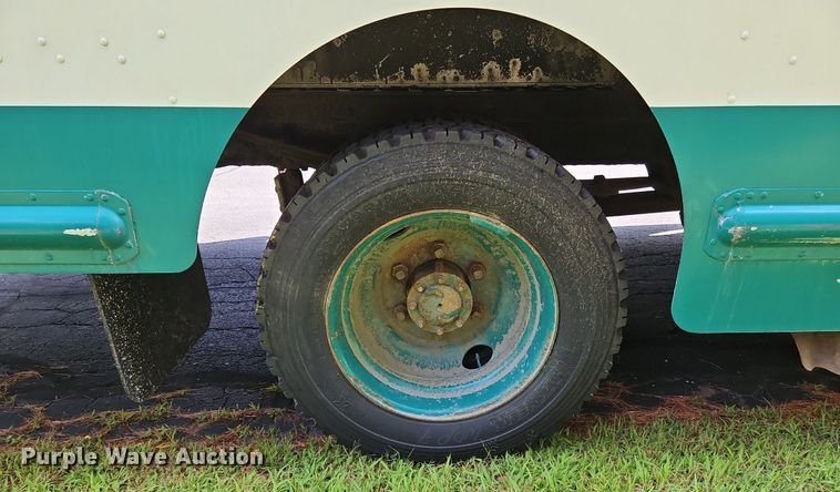 image for item OJ9787 2010 Freightliner  MT45 delivery truck