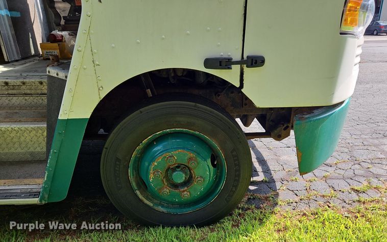 image for item OJ9787 2010 Freightliner  MT45 delivery truck