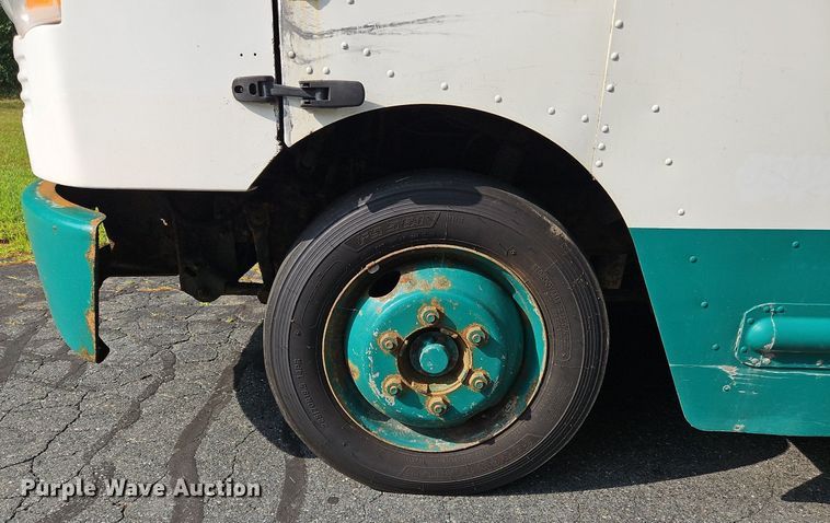 image for item OJ9787 2010 Freightliner  MT45 delivery truck