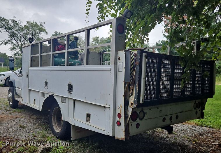 image for item OJ9788 2002 GMC Sierra 3500 Heavy D utility bed pickup truck