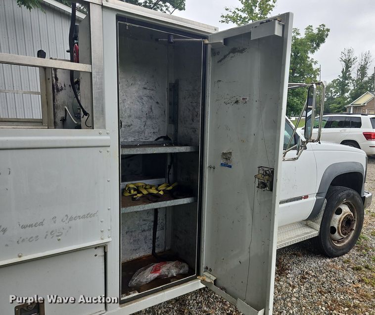 image for item OJ9788 2002 GMC Sierra 3500 Heavy D utility bed pickup truck