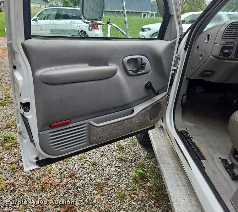 image for item OJ9788 2002 GMC Sierra 3500 Heavy D utility bed pickup truck