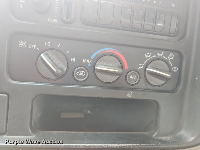 image for item OJ9788 2002 GMC Sierra 3500 Heavy D utility bed pickup truck