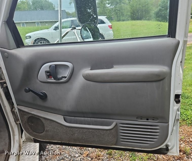 image for item OJ9788 2002 GMC Sierra 3500 Heavy D utility bed pickup truck