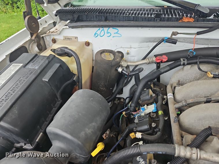 image for item OJ9788 2002 GMC Sierra 3500 Heavy D utility bed pickup truck