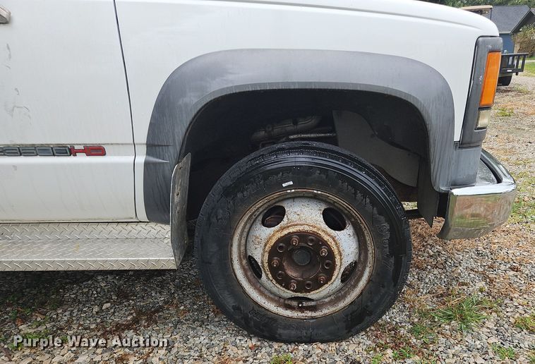 image for item OJ9788 2002 GMC Sierra 3500 Heavy D utility bed pickup truck