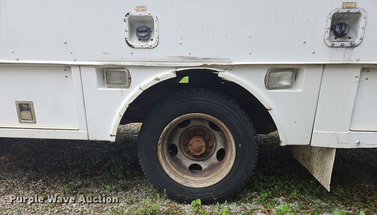 image for item OJ9788 2002 GMC Sierra 3500 Heavy D utility bed pickup truck