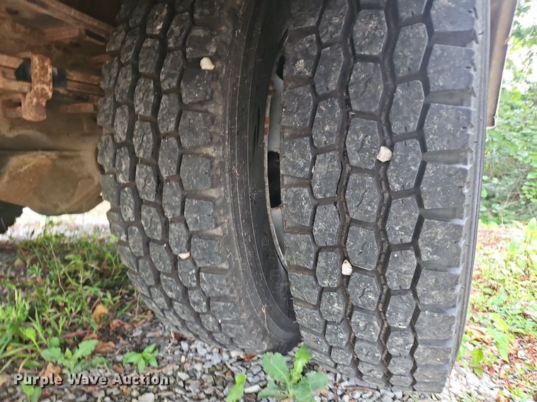 image for item OJ9788 2002 GMC Sierra 3500 Heavy D utility bed pickup truck