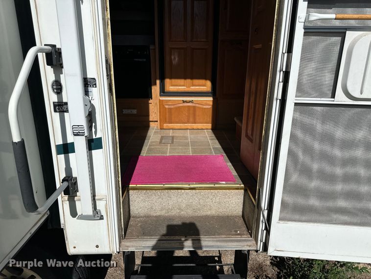 image for item OL9646 2005 Keystone Montana camper