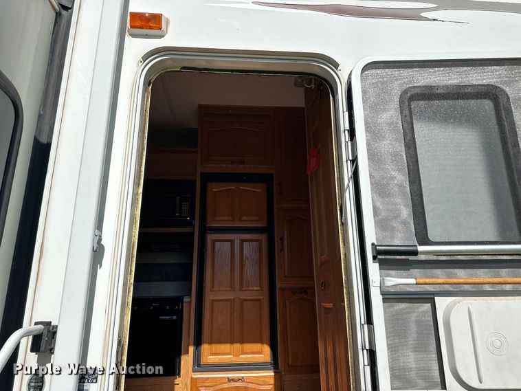 image for item OL9646 2005 Keystone Montana camper