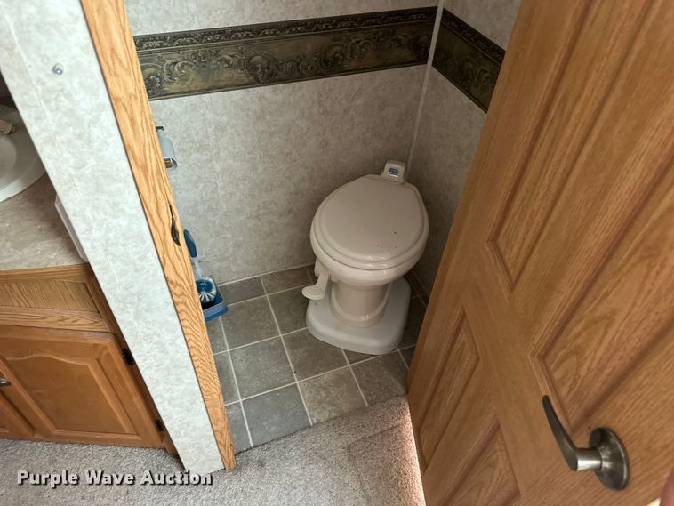 image for item OL9646 2005 Keystone Montana camper