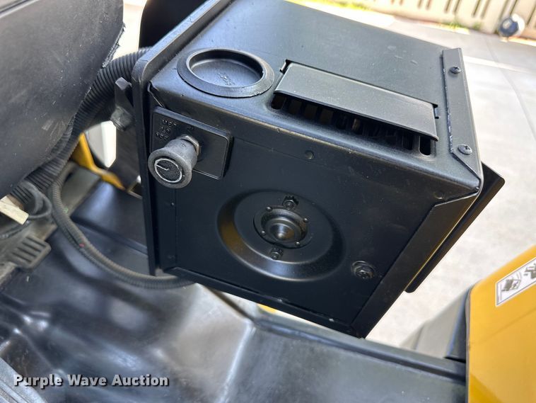 image for item OM9500 2019 Yale GLP050VXNKAE084 forklift