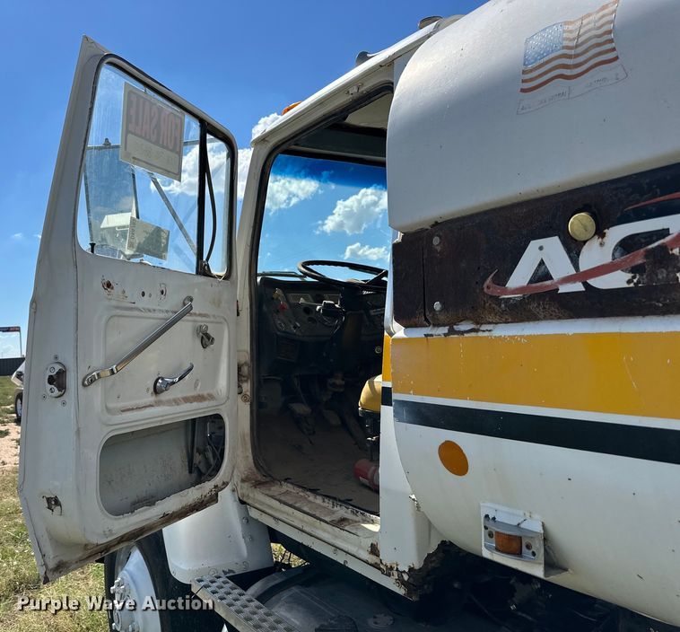 image for item DK6703 1994 Ford LN8000 water truck