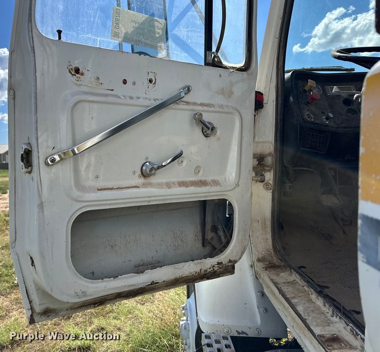 image for item DK6703 1994 Ford LN8000 water truck