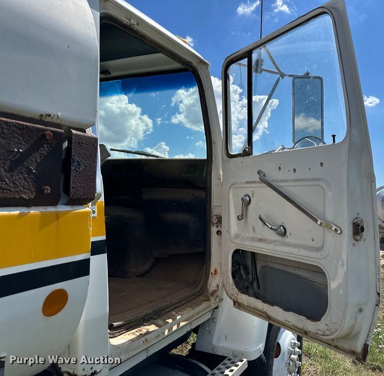 image for item DK6703 1994 Ford LN8000 water truck