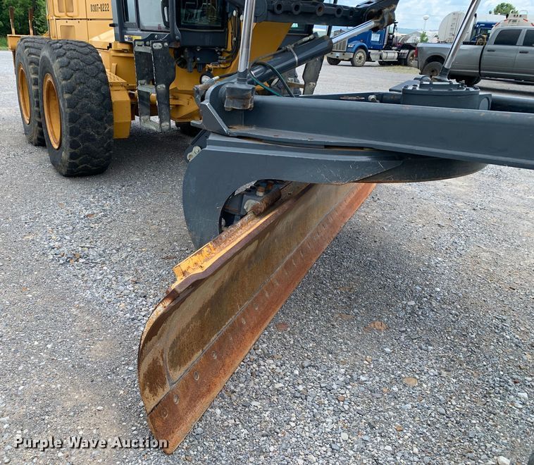 image for item DM7942 2013 John Deere  672G motor grader