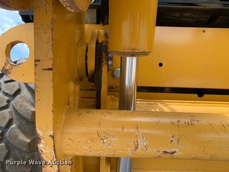 image for item DM7942 2013 John Deere  672G motor grader