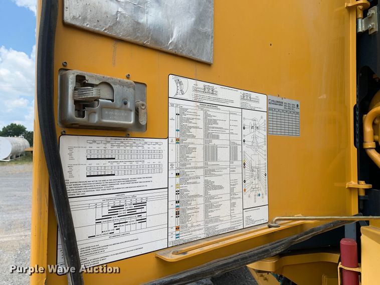 image for item DM7942 2013 John Deere  672G motor grader