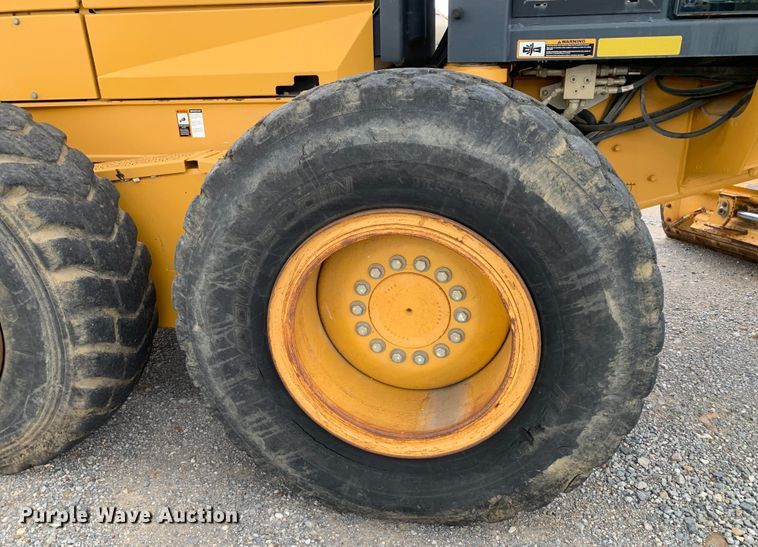 image for item DM7942 2013 John Deere  672G motor grader