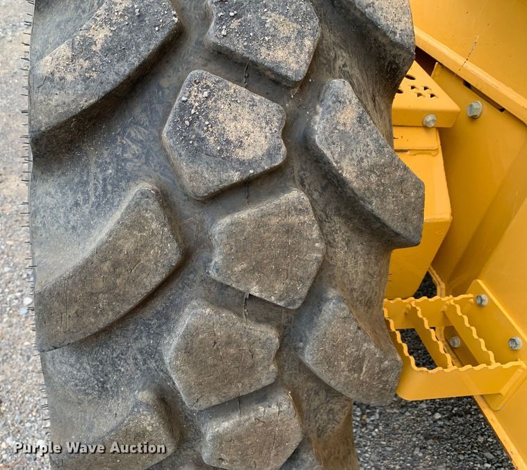 image for item DM7942 2013 John Deere  672G motor grader