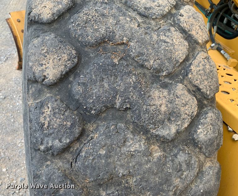 image for item DM7942 2013 John Deere  672G motor grader